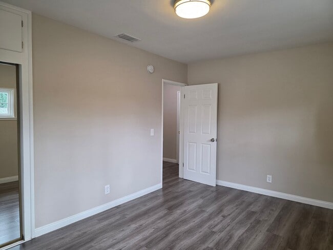 Building Photo - Stunning 2-bedroom 2nd floor apartment with garage parking!