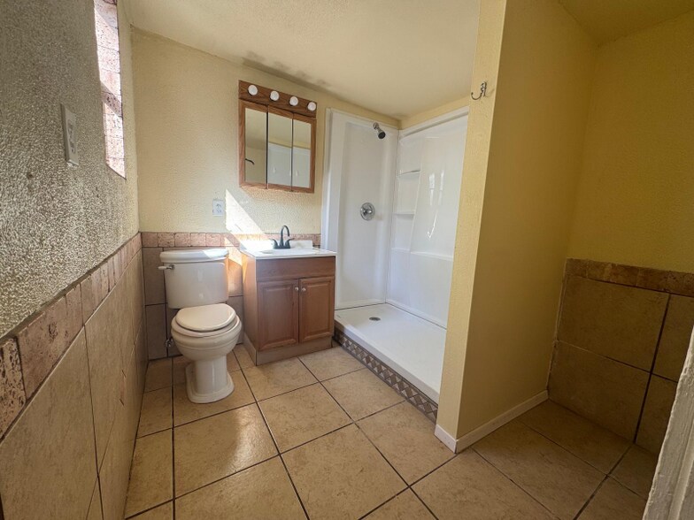 Building Photo - 1405 Hassell St