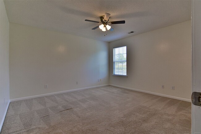 Building Photo - 321 Legend Oaks Dr