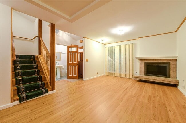 Building Photo - Fantastic 2-Bed, 2-Bath Townhouse with Pri...