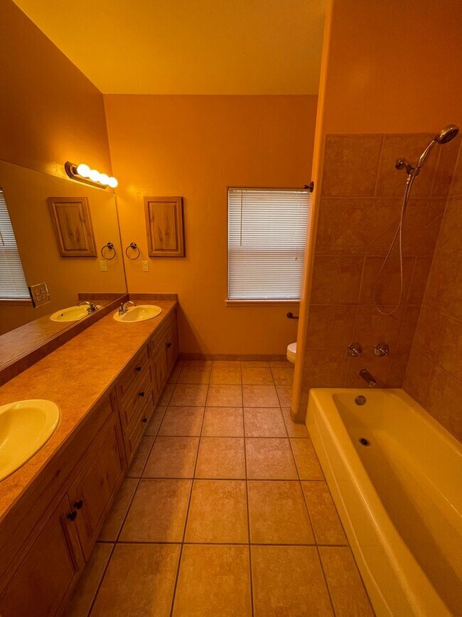 Building Photo - Beautiful 3 Bedroom/2.5 Bath w/ Office off...