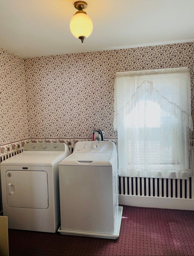 Building Photo - Single Family Home Available in Schenectady, NY!