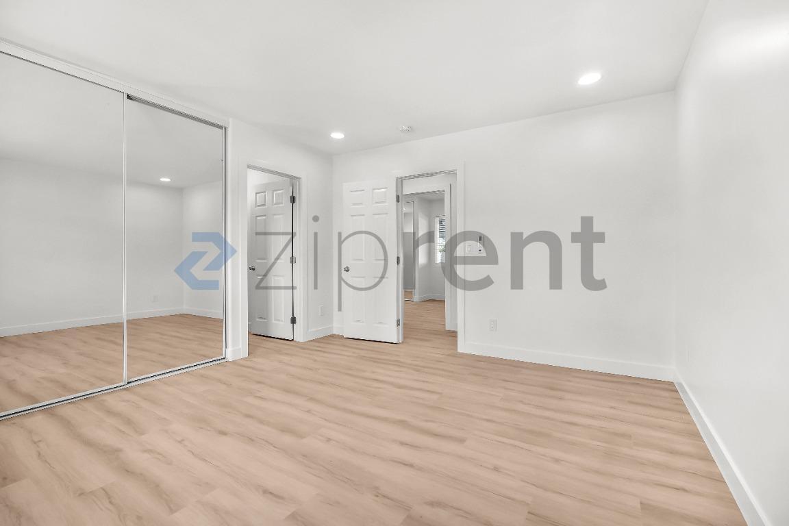 Building Photo - Unit