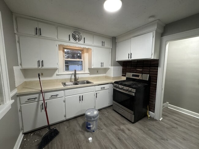 Building Photo - 11104 Lincoln Ave