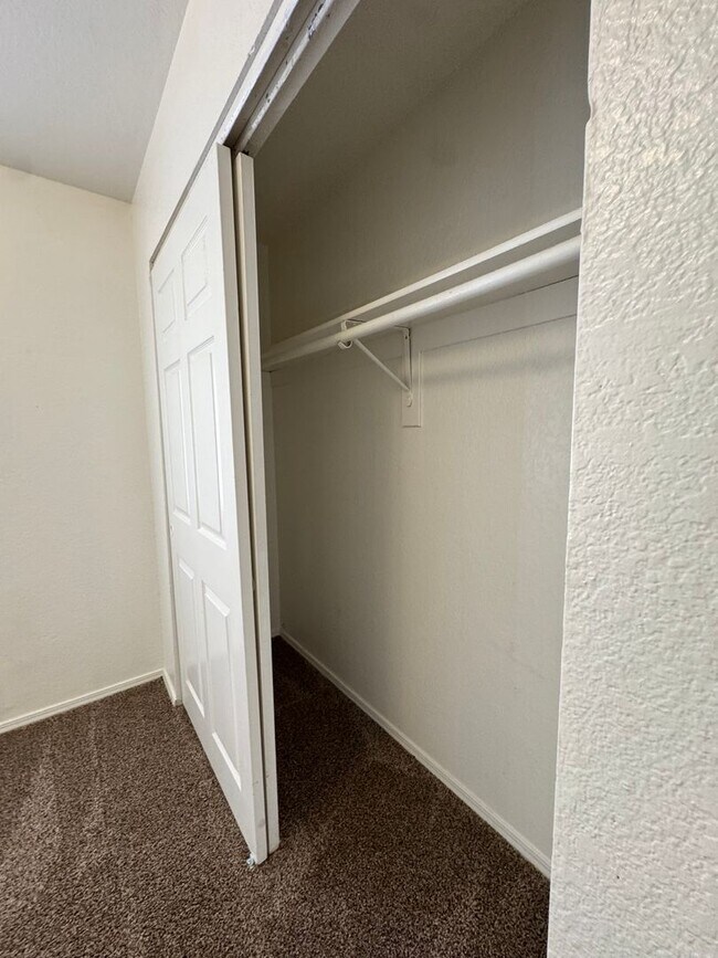 Building Photo - 3BR Duplex with gated yard and Garage