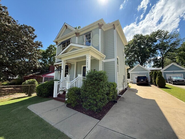Building Photo - Stunning 3BD, 2.5BA Downtown Raleigh Home with Modern Updates, Large Fenced In Backyard, Fire Pit...