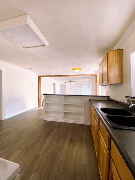 Building Photo - 109 E 3rd St