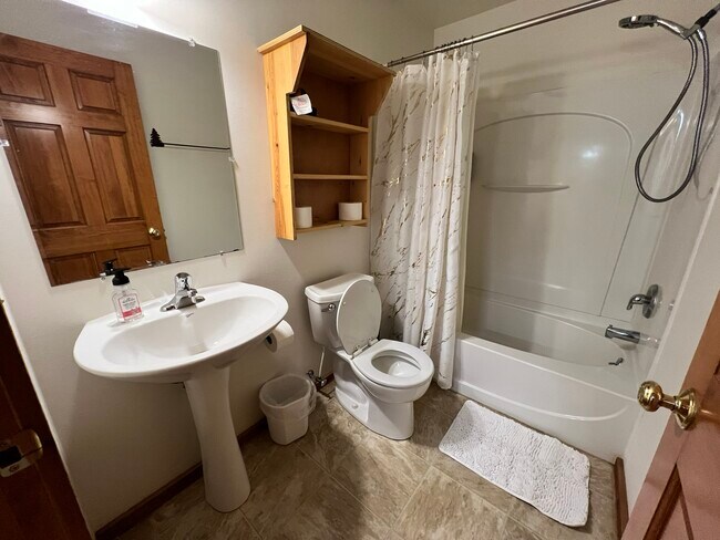 Building Photo - 207 Blossom Dr