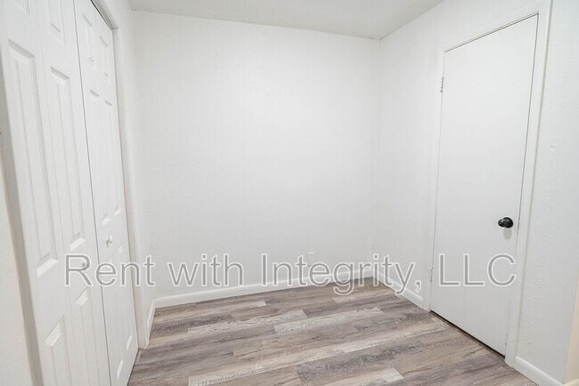 Building Photo - 1118 Louise Dr