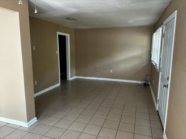 Building Photo - 137 Rosewood Dr