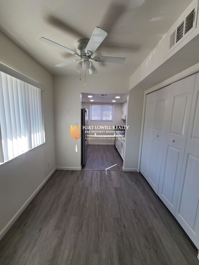 Building Photo - Renovated 2 Bedroom, 1 Bath w/ Washer Dryer Hook Ups and 1 MONTH FREE RENT!
