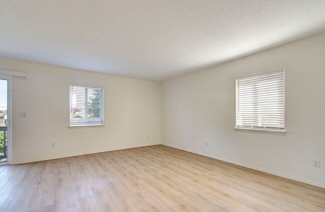 Building Photo - Beautiful Townhome- 3 Bedrooms