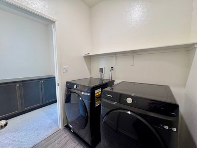 Building Photo - Spacious 3 Bedroom, 2.5 Bathroom Townhome ...
