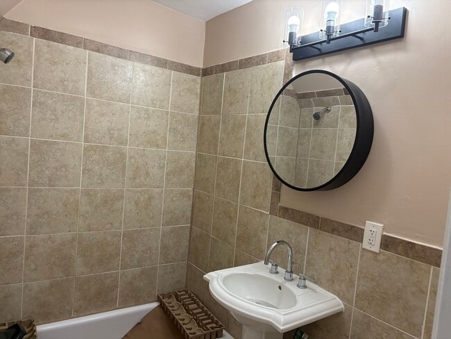 Building Photo - 14 School St