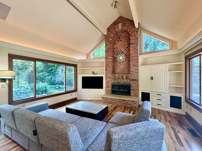 Building Photo - Luxury Estate Retreat in the Heart of Samm...