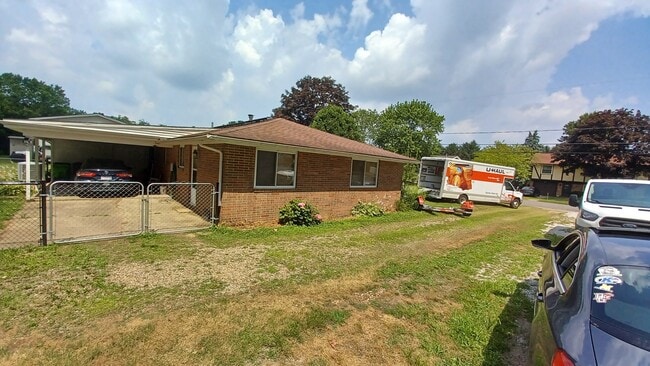 Primary Photo - 373 Oak Manor St NE