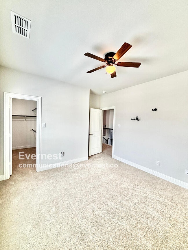 Building Photo - 566 Westwood Way Dr