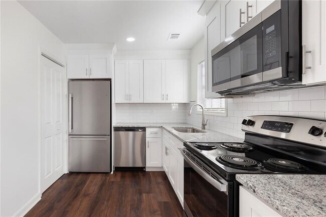 Building Photo - 330 Winding River Dr