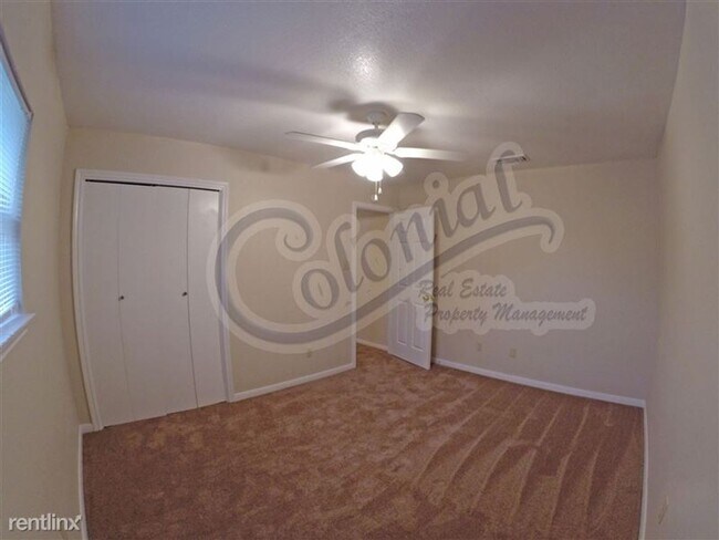 Building Photo - 215 E Robin Ln