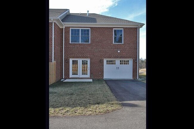 Building Photo - Quality 3 BR Townhome; Convenient to Med C...