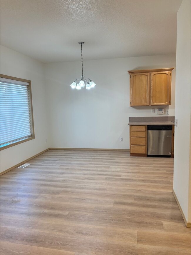 Building Photo - East Vancouver 3 bedrooms!