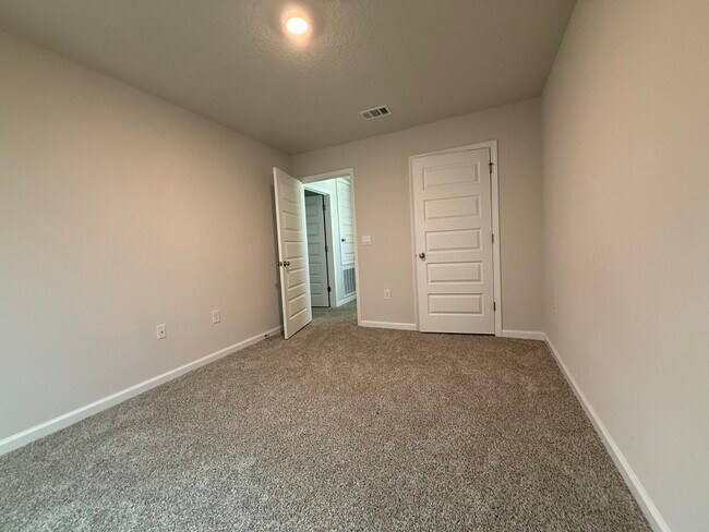 Building Photo - 2800 Tallgrass Ct