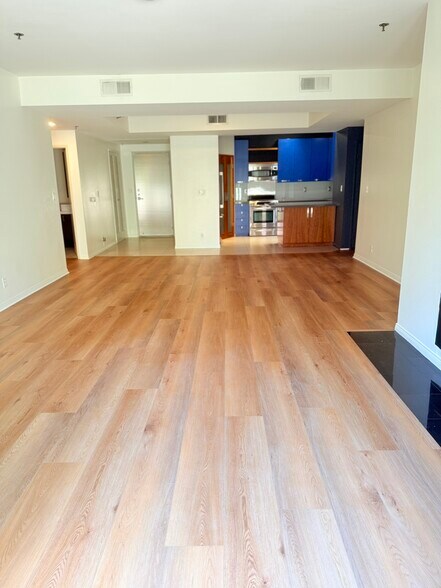 Building Photo - 2222 N Beachwood Dr