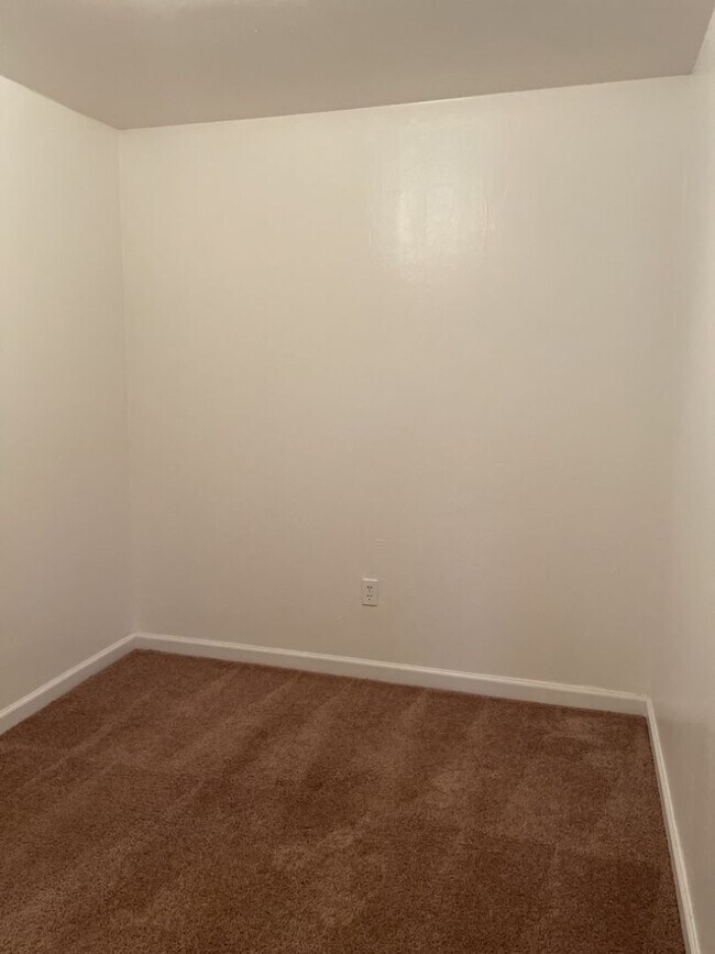 Building Photo - Start a Lease by 4/17 and get $250 off 1st Month!