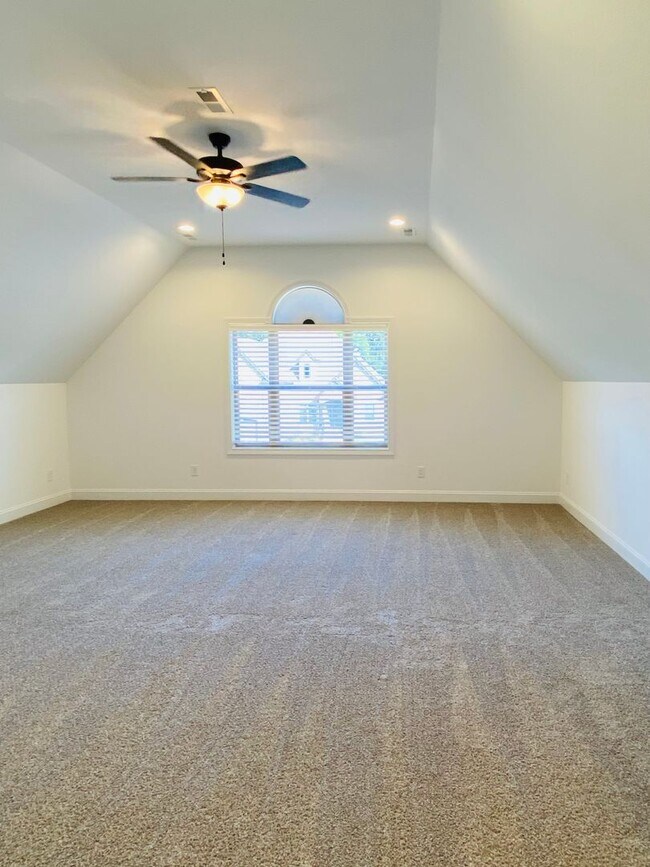 Building Photo - Luxury Home