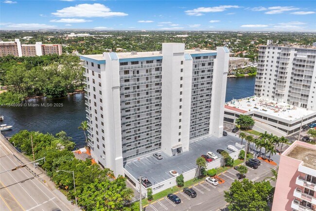Building Photo - 1401 N Riverside Dr