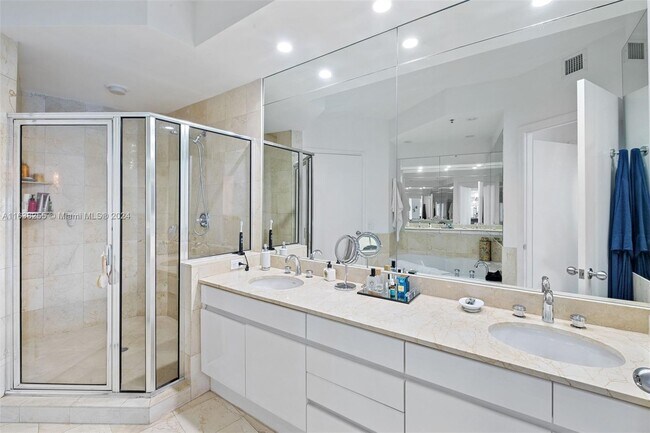 Building Photo - 808 Brickell Key Dr