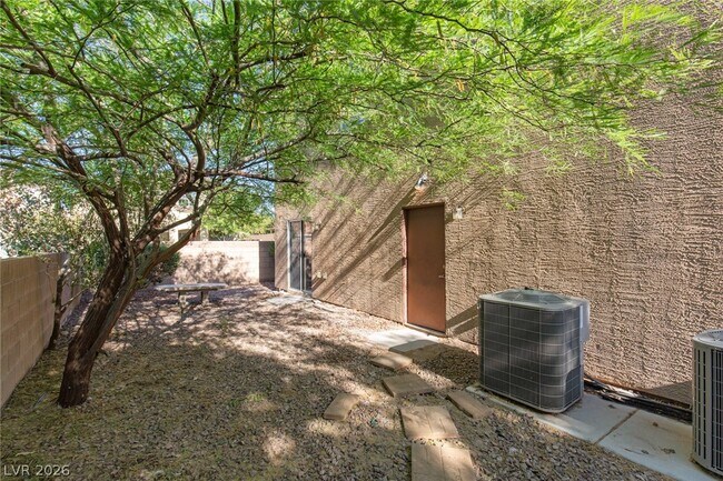 Building Photo - 5163 Tunnel Falls Dr