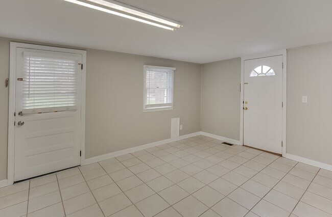 Building Photo - 396 Chilesburg Rd