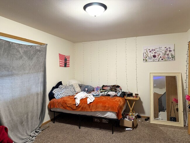 Building Photo - 4 Bedroom Duplex for Rent