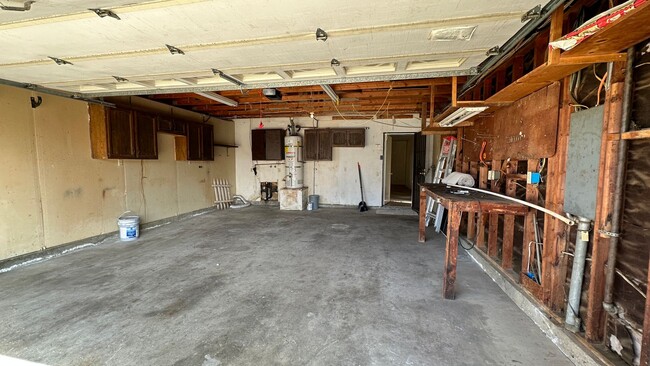 Building Photo - 4 bedroom in Escondido with backyard w poo...