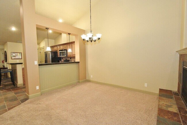 Building Photo - Immaculate Single-Level Townhouse