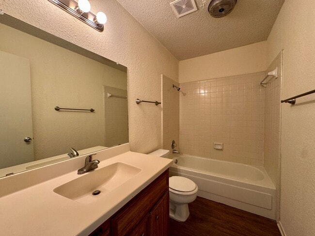 Building Photo - Single Family Home *LEASING SPECIAL AVAILABLE*