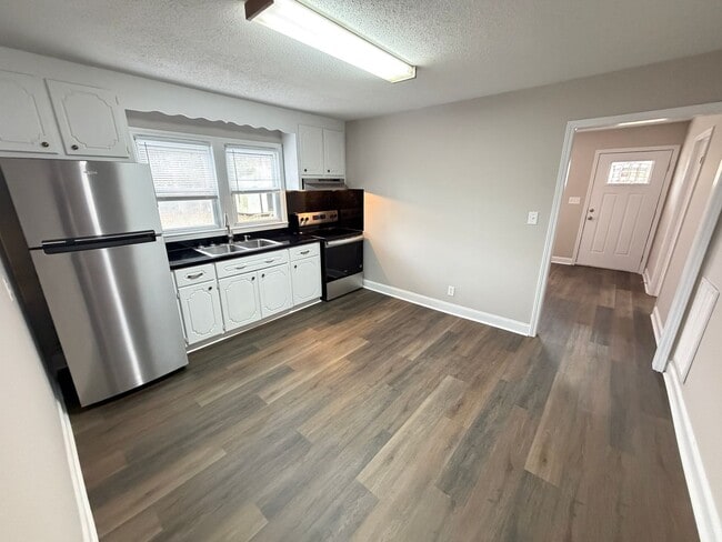 Building Photo - Charming Updated Home Minutes from Downtown Kannapolis