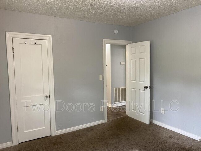 Building Photo - 632 SW 44th St