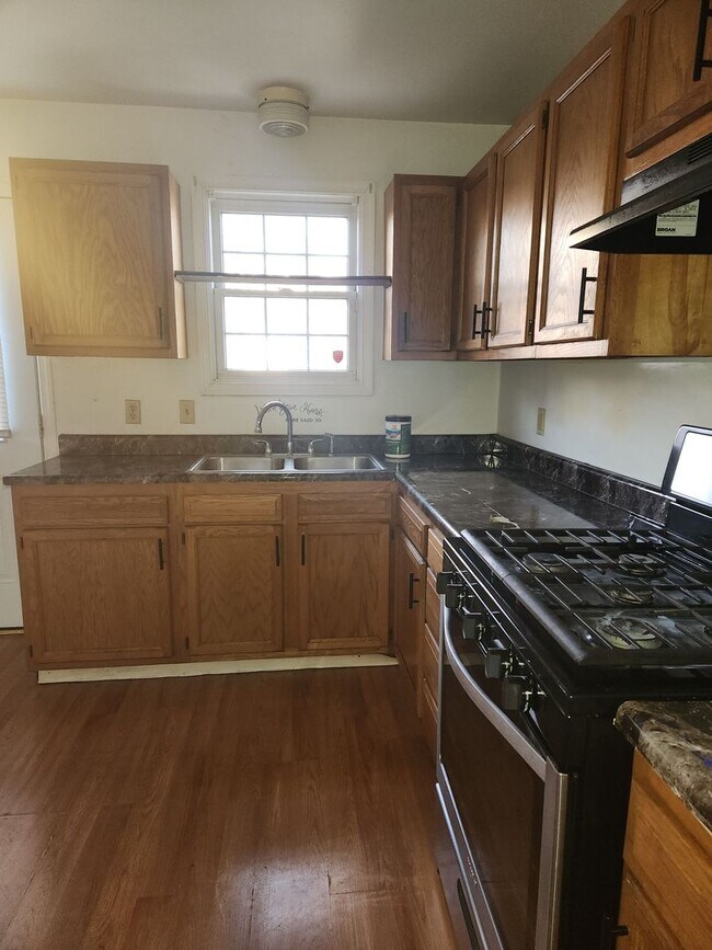 Building Photo - 811 E King St