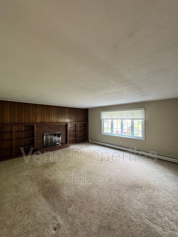 Building Photo - 23 Glenwood Dr