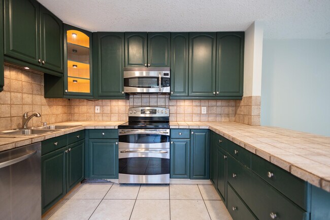 Building Photo - 1640 Shaker Cir