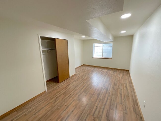 Building Photo - 4 Bedroom Home Available Near Research Pkwy & Scarborough Dr!