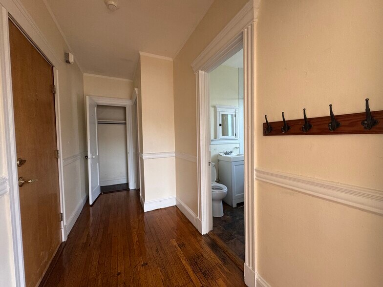 Building Photo - 352 Riverway