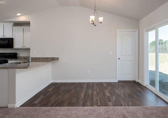 Building Photo - STYLE, COMFORT and CONVENIENCE