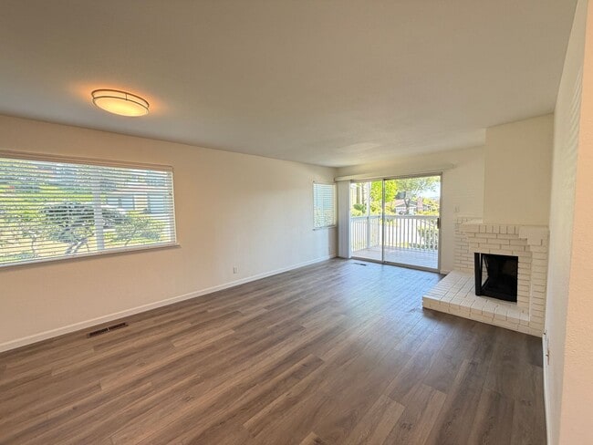 Building Photo - Ground floor Condo with sky views, Benicia