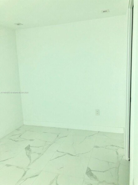 Building Photo - 650 NE 32nd St