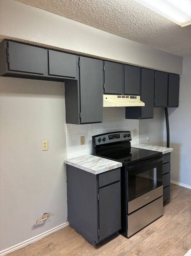 Building Photo - 8204 Vernon Ave