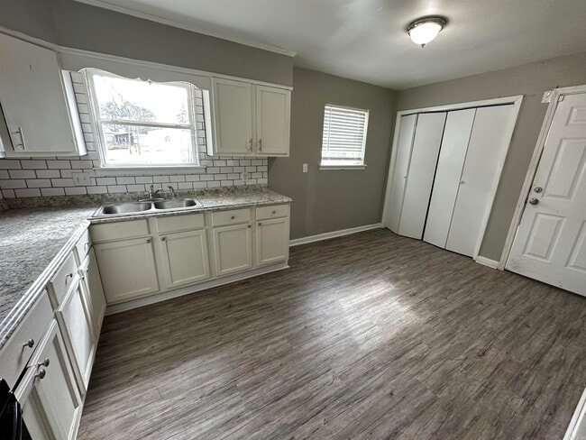 Building Photo - 6921 Redwood Dr