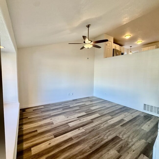 Building Photo - Cute 4 bed 2 bath move in ready home!